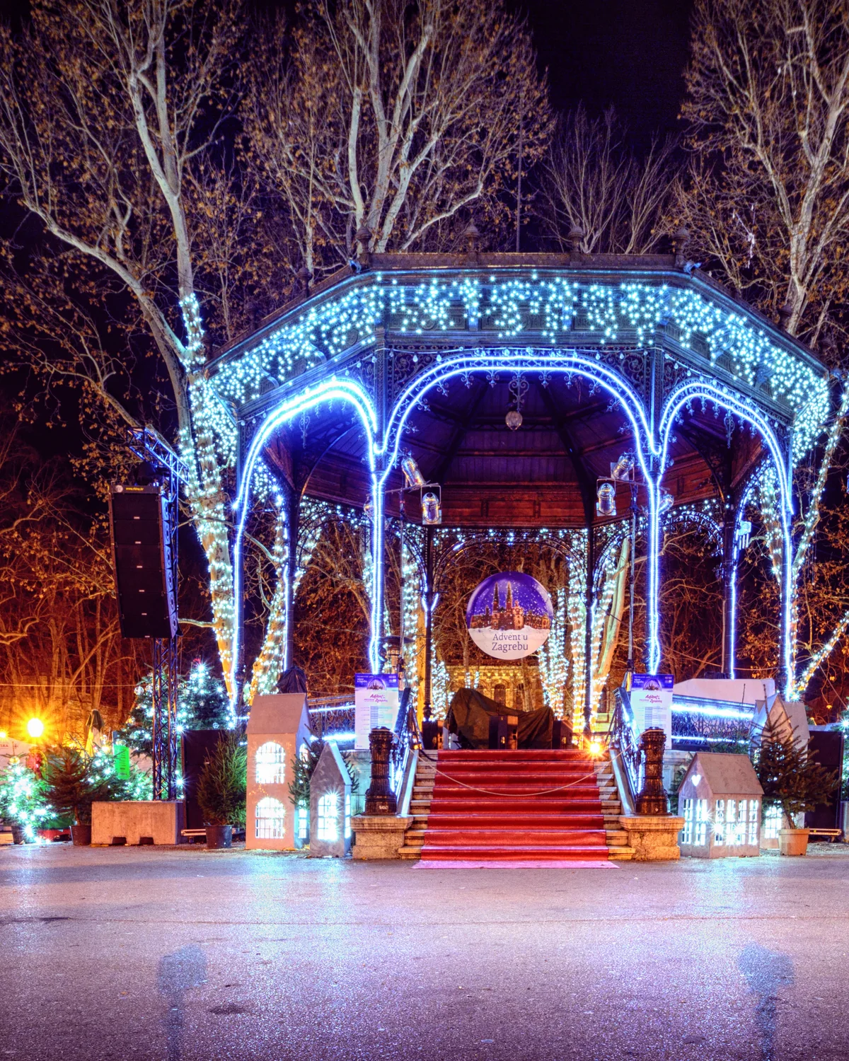 Advent u Zagrebu — osvijetljeni paviljon na Zrinjevcu