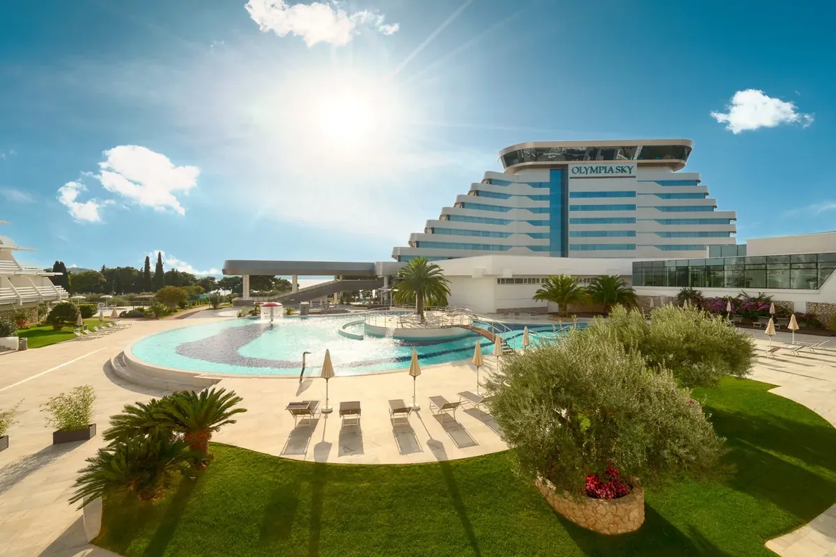 Hotel Olympia Sky u Vodicama — vanjski bazen i sunčalište ispred hotela