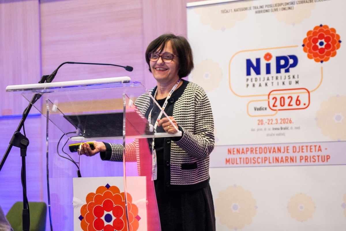 Predavačica za govornicom NiPP Praktikuma